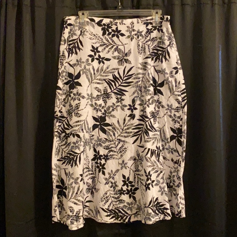 Black and white 3/4 length linen skirt.